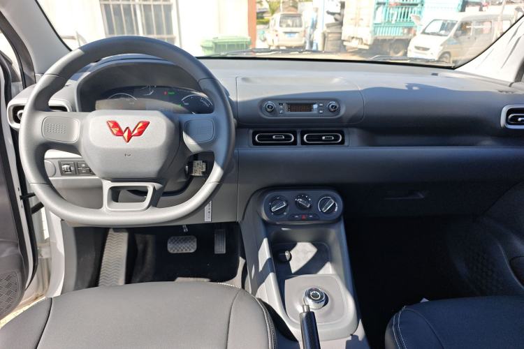 Used Wuling Hongguang New Energy 2025 Extended-Range Hybrid 50 km Utility Version Center Console