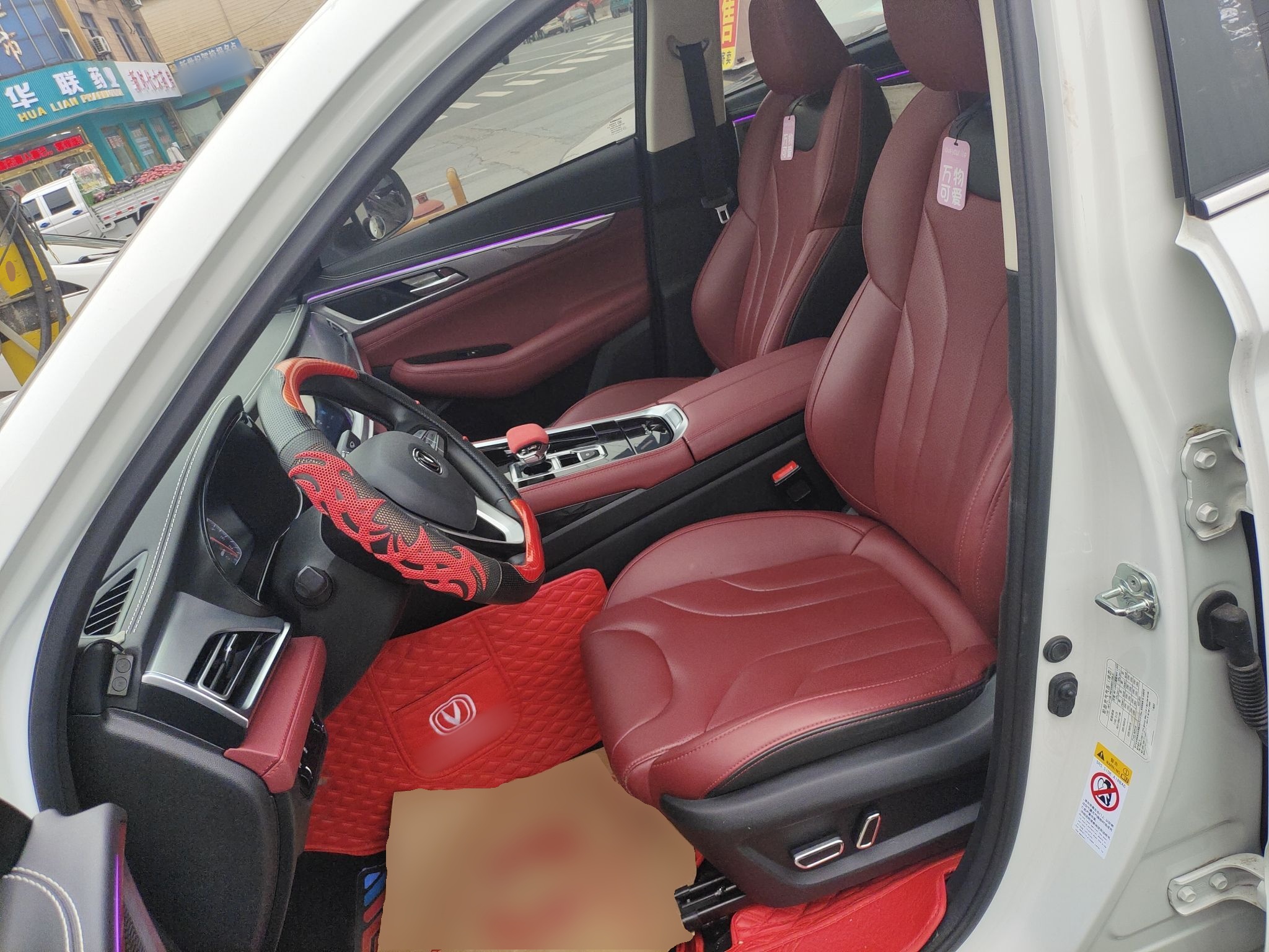 المقاعد الأمامية داخل السيارة