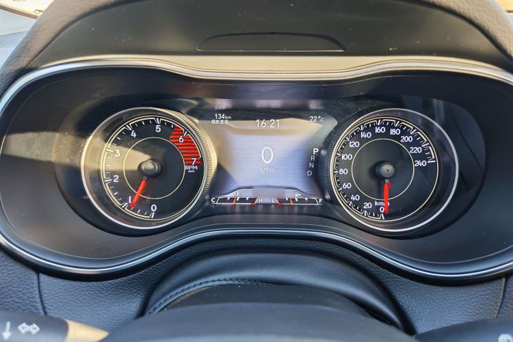 Used Jeep Cherokee 2019 2.0T Two-Wheel Drive Smart Enjoyment Version China VI Interior 5