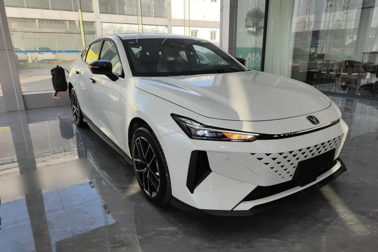 Used Changan UNI-V iDD 2024 Blue Whale Smart Electric iDD 136km ZhiKu Model
