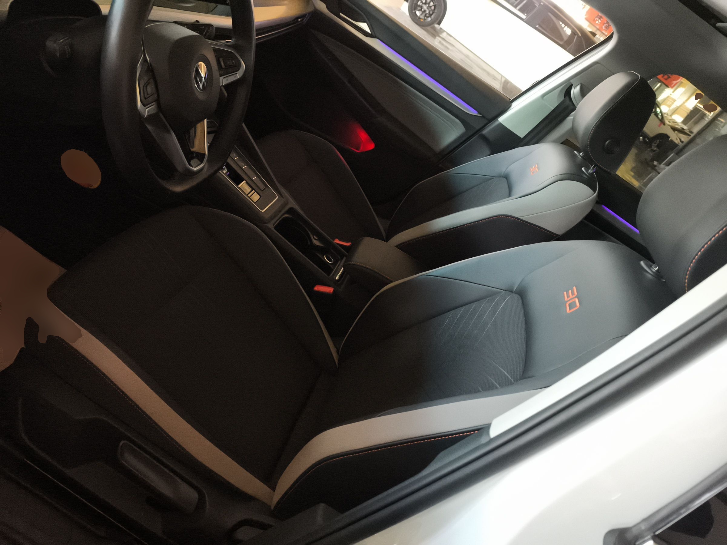 Переднее сиденье в автомобиле