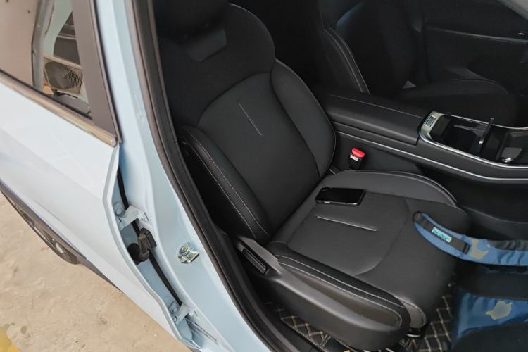 Used Livan 7 2023 450 km – Chasing Clouds Right Front Seat