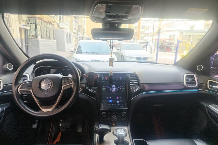 Used Jeep Grand Cherokee  Center Console