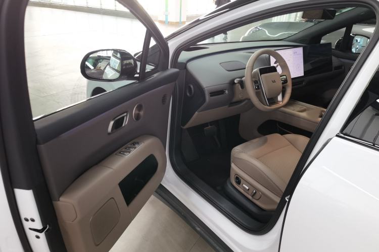 Used Li Auto i6 2025 Model Two-Wheel-Drive Standard Type
