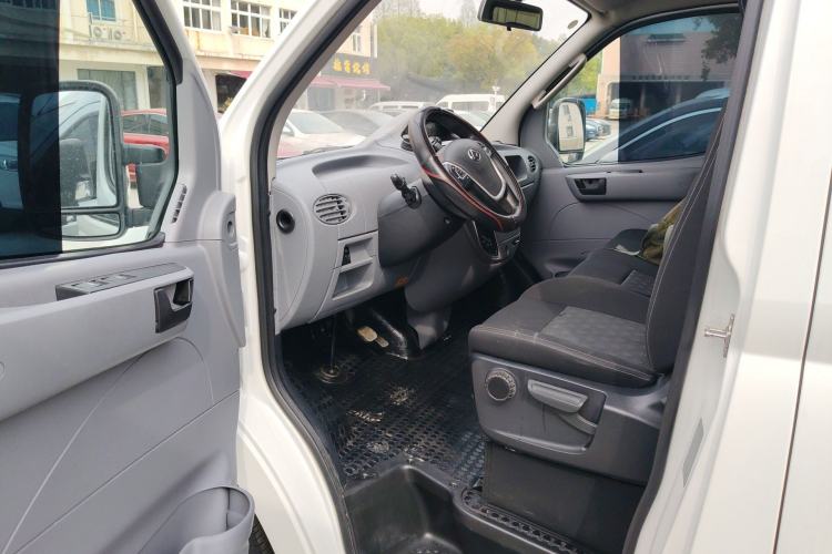 Used SAIC MAXUS Xintu V80 2023 2.0T AMT Classic Aoyuntong Short Wheelbase Ultra-Low Roof 5/6-Seater
