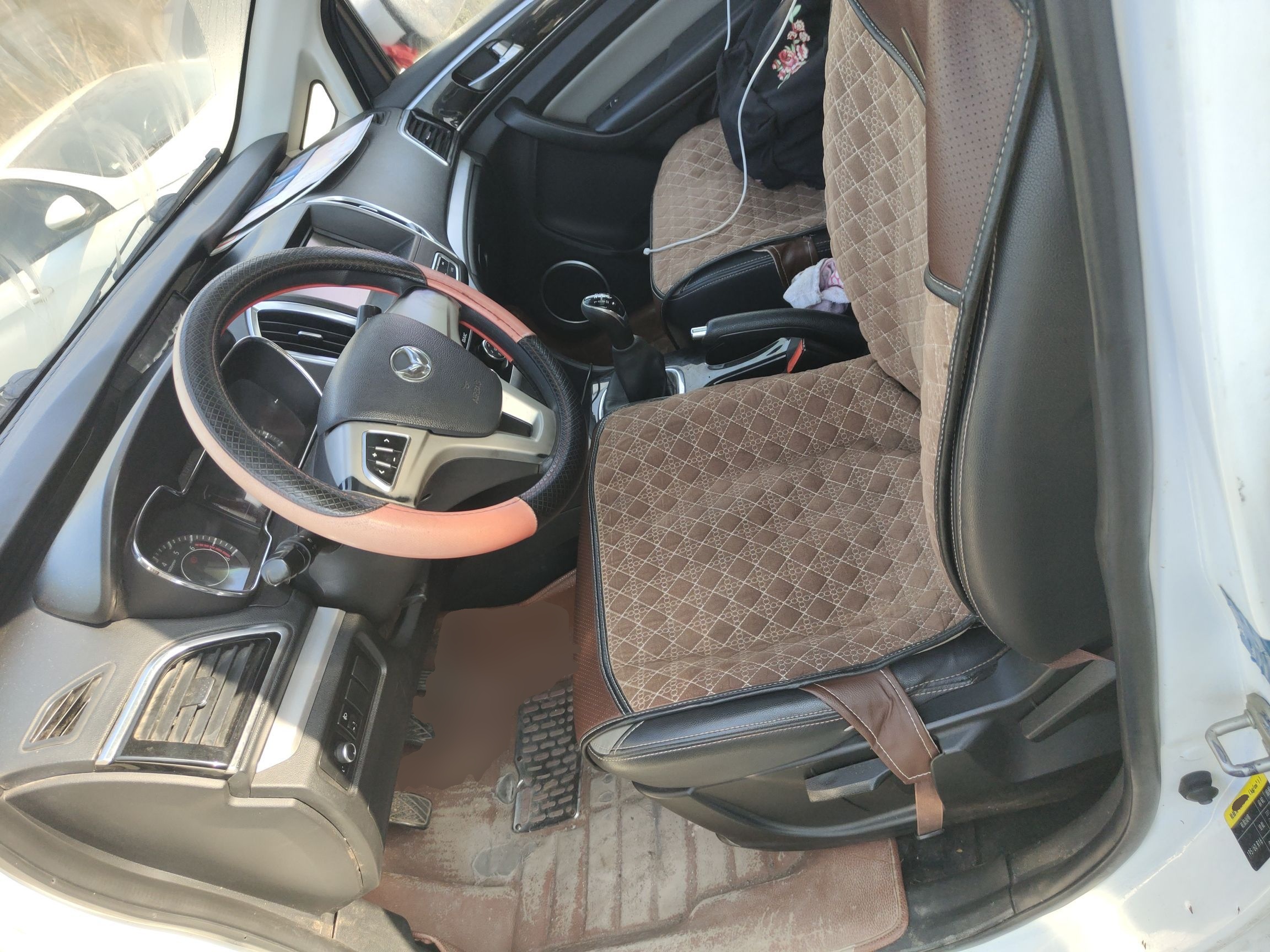 المقاعد الأمامية داخل السيارة