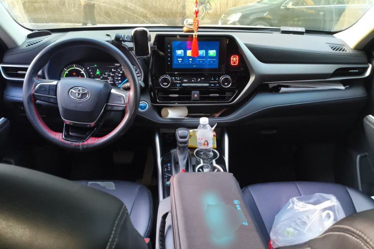 Used Toyota Highlander 2022 Dual-Engine 2.5L 4x4 Elite Edition 7-Seater Center Console