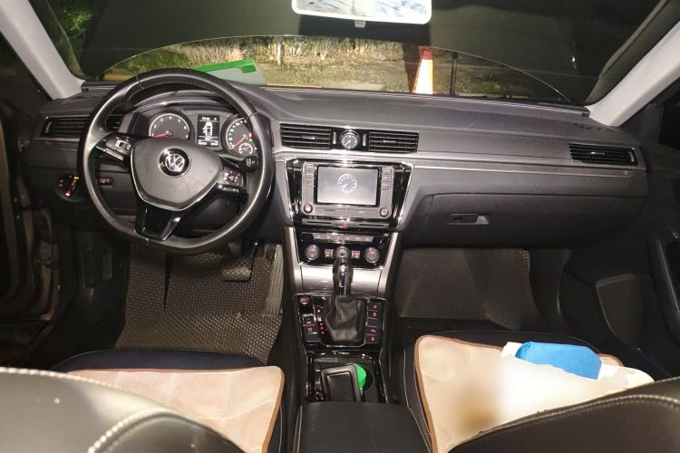 Used Volkswagen Passat 2017 330TSI DSG Luxury Edition Center Console