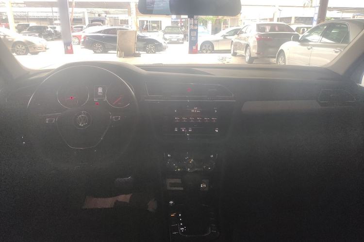 Used Volkswagen Tiguan L 2019 330TSI Automatic Two-Wheel Drive Panoramic Comfort Edition China VI Standard Center Console