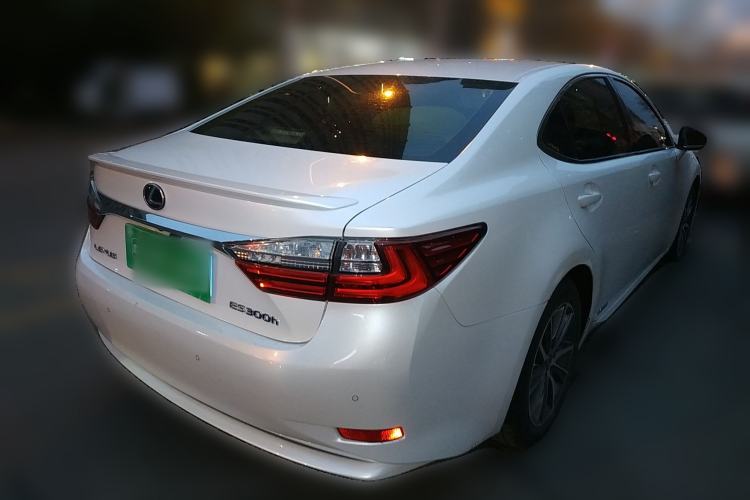Used Lexus ES 2015 300h Luxury Edition Rear Right 45 Deg