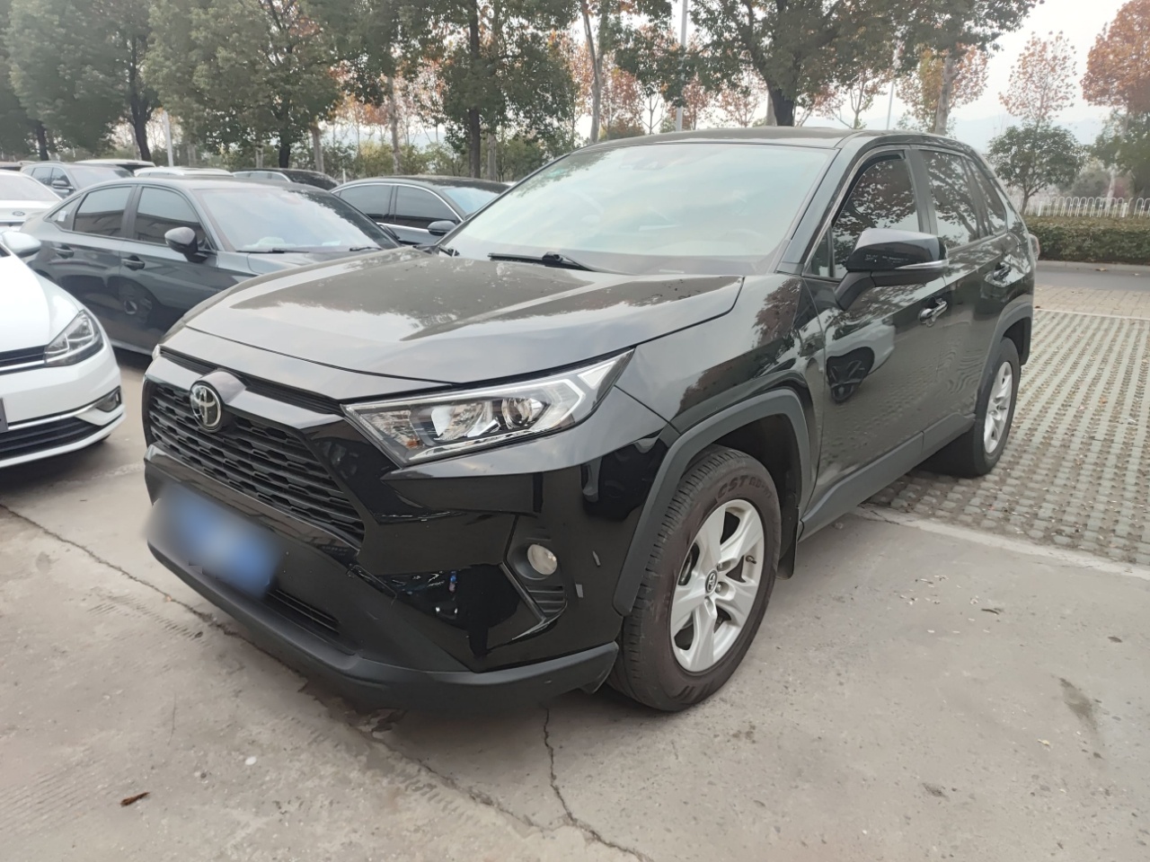 Под передней частью автомобиля