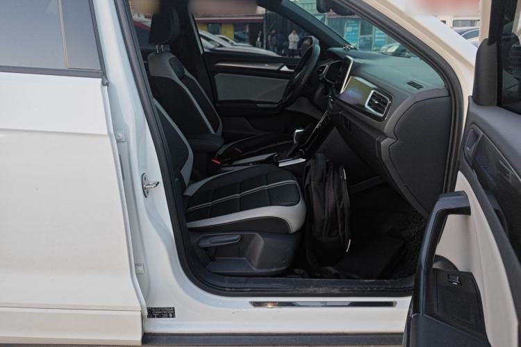 Used Volkswagen T-ROC 2025 300TSI DSG Two-Wheel Drive Chen Guang Edition Right Front Seat