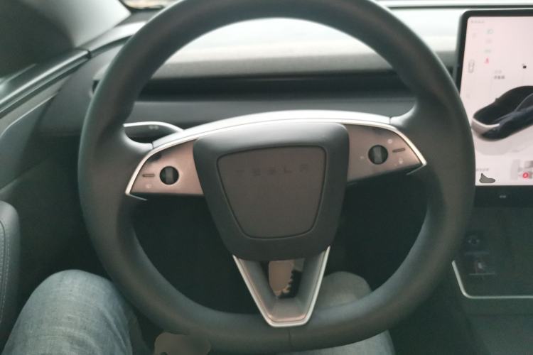 Used Tesla Model Y 2025 Long-Range All-Wheel-Drive Version Steering Wheel
