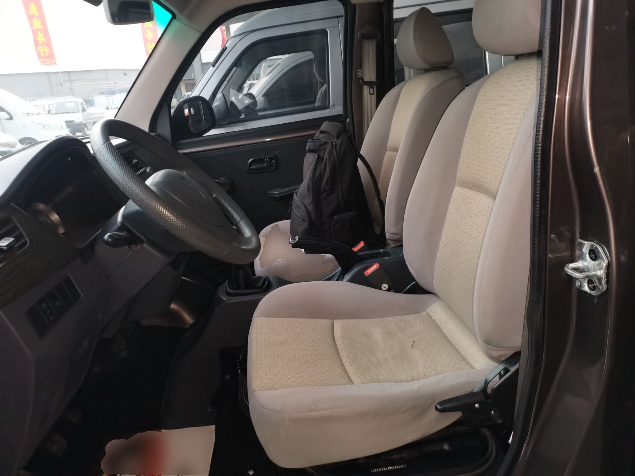 المقاعد الأمامية داخل السيارة