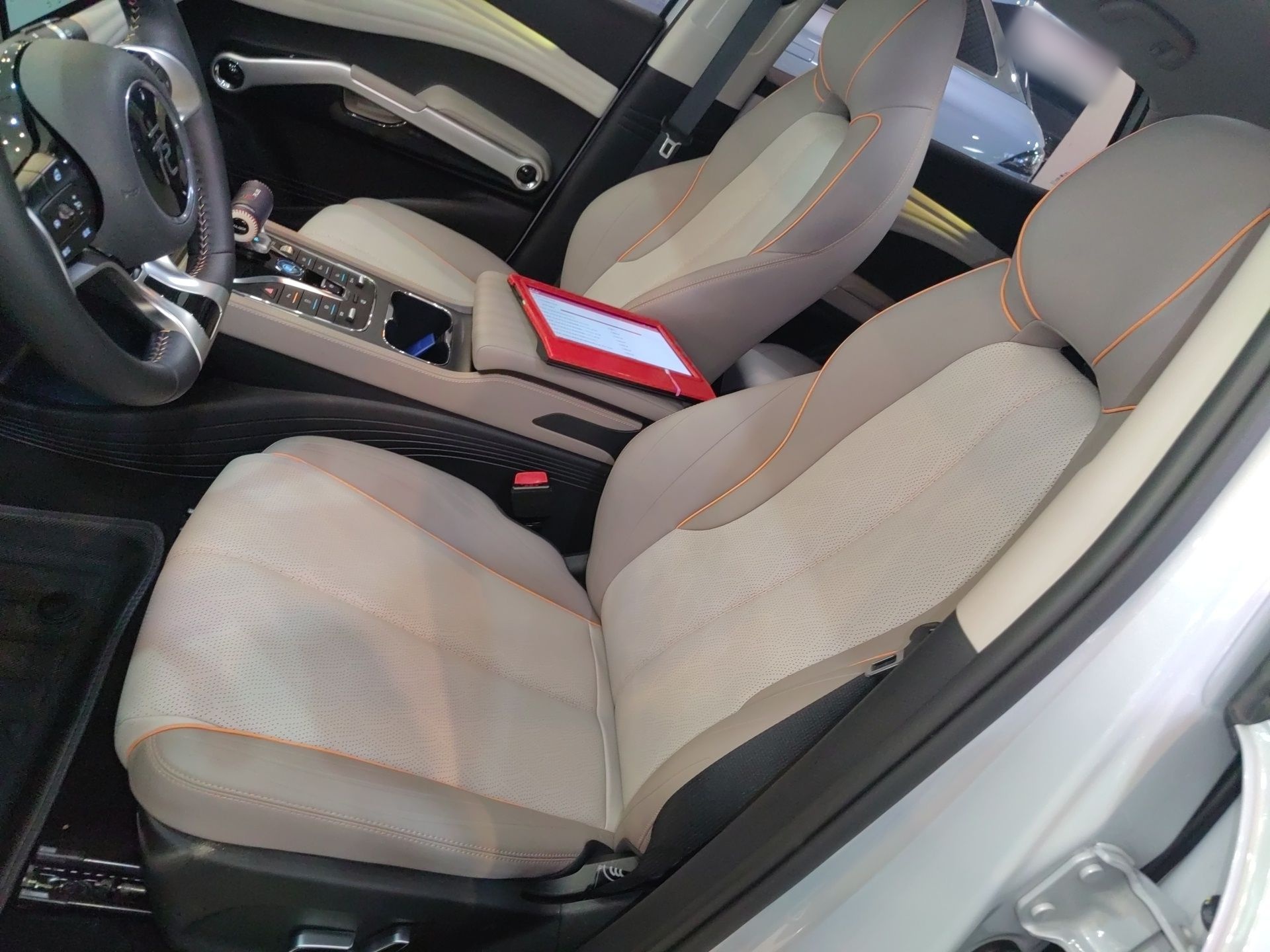 المقاعد الأمامية داخل السيارة