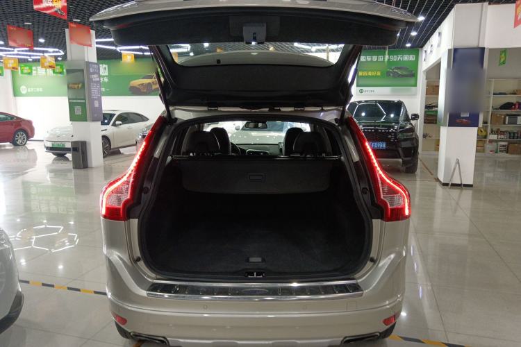 Used Volvo XC60 2017 T5 AWD Smart Upgrade Model Trunk