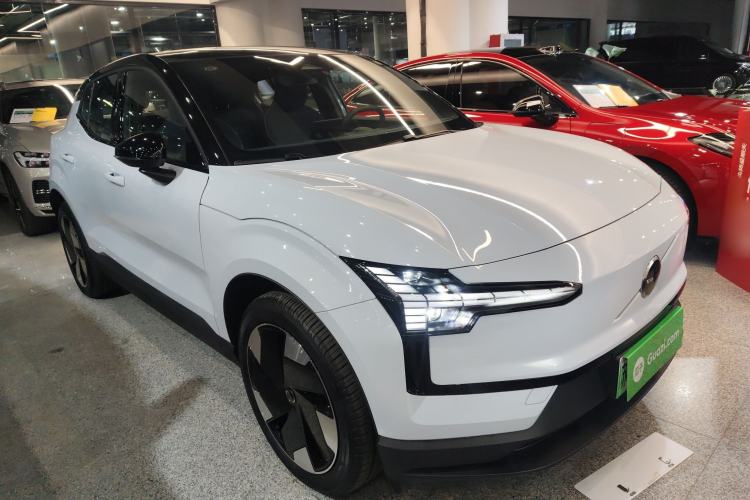 Used Volvo EX30 2025 Rear-Drive Long-Range Plus Model
