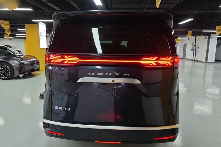 Used Denza D9 2025 DM-i Intelligent Drive 1020 Four-Wheel Drive Flagship Model
