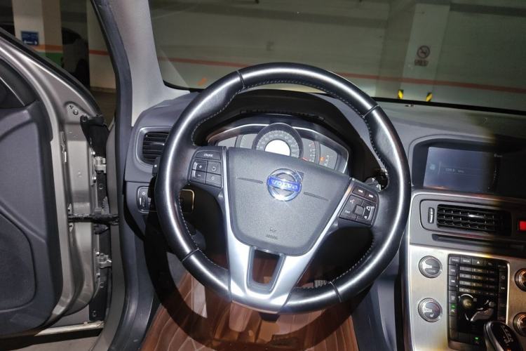 Used Volvo S60 2015 S60L 2.0T Zhiyuan Edition
