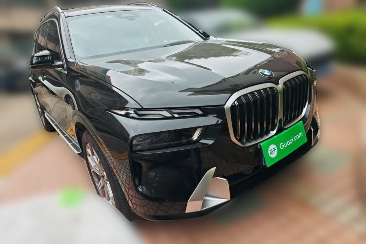 Used BMW X7 2023 xDrive40i Luxury Package with Leading Features Front Right 45 Deg