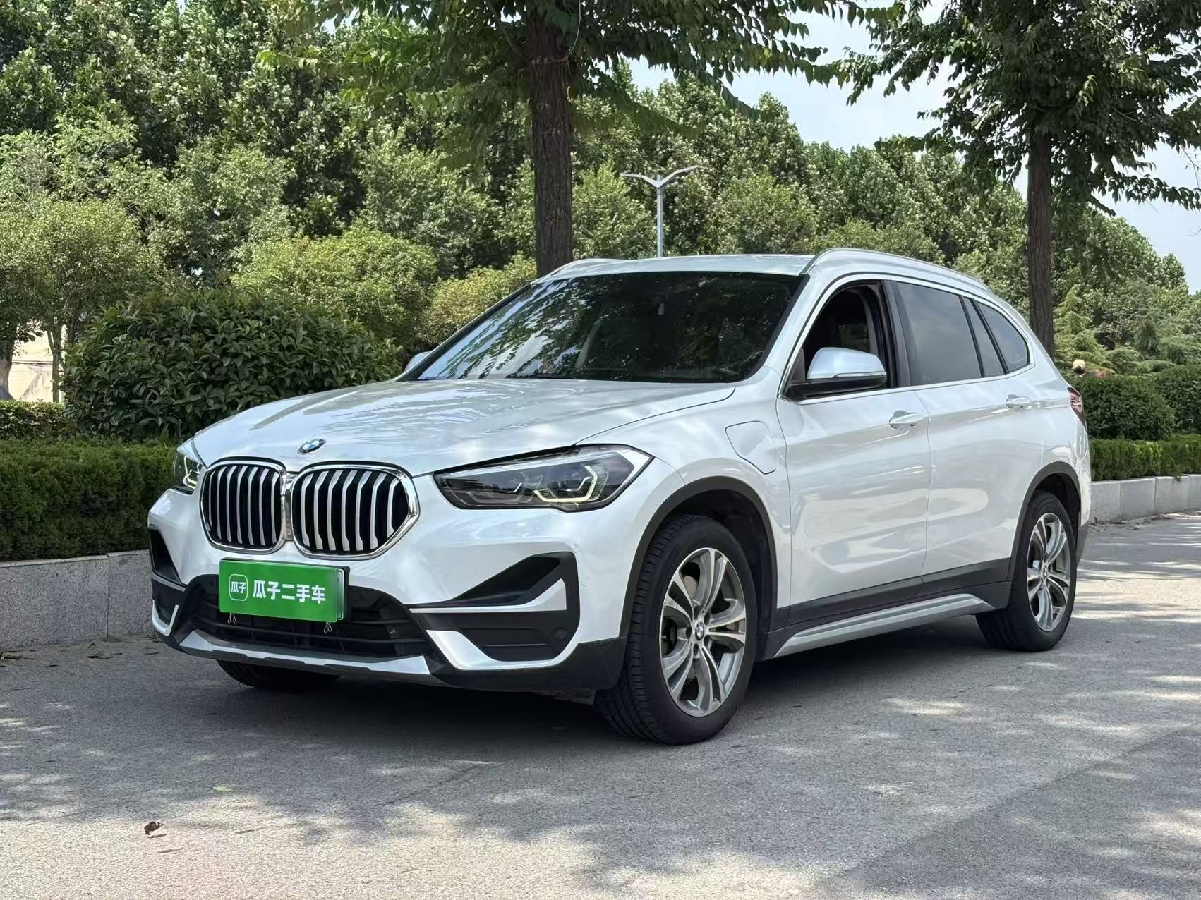 Unter der Vorderseite des Autos