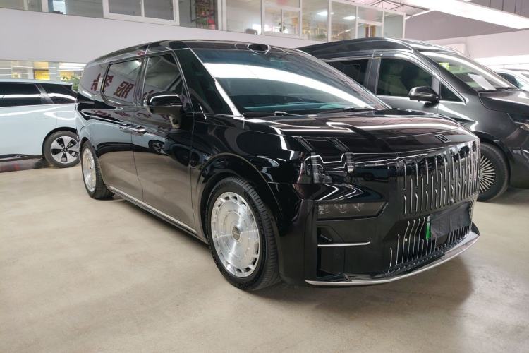 Used Zeekr 009 2024 7-Seater Aisle Version 108 kWh Exterior 1