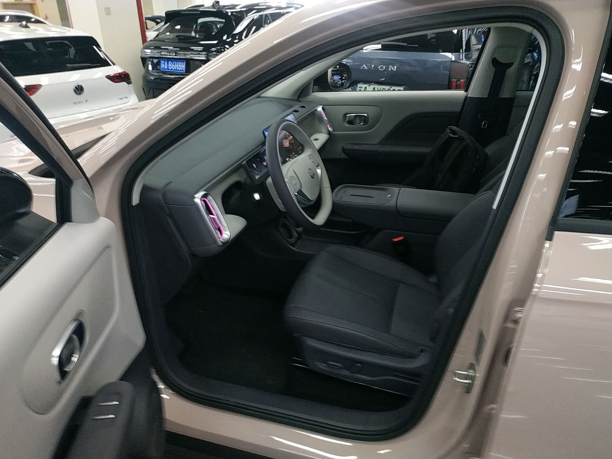 المقاعد الأمامية داخل السيارة