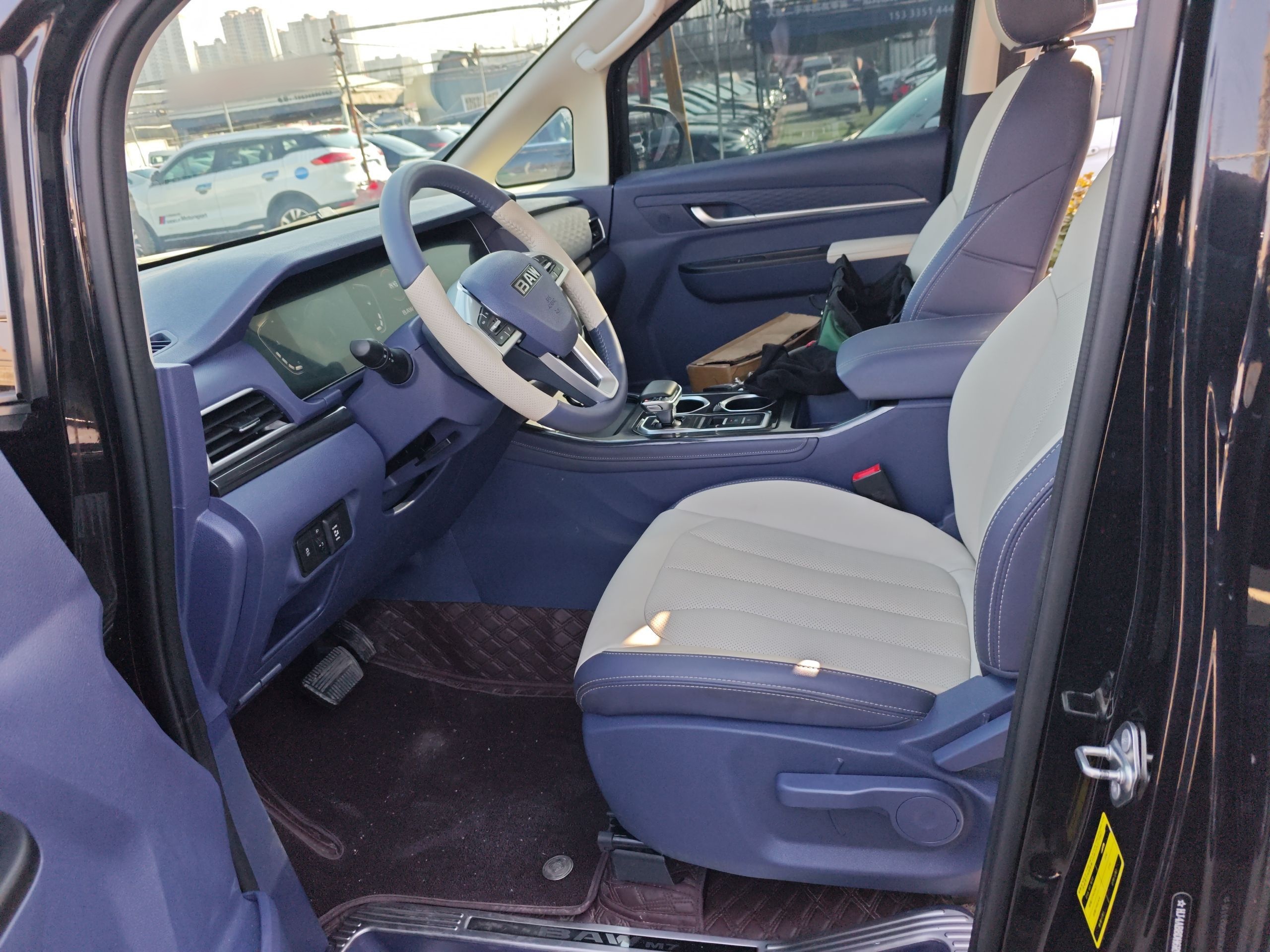 المقاعد الأمامية داخل السيارة