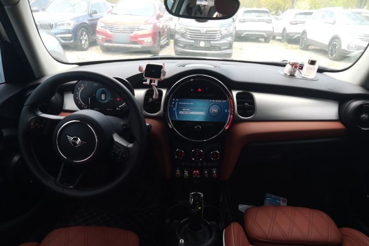 Used MINI 2022 Updated 1.5T COOPER Artist Five-Door Edition Center Console