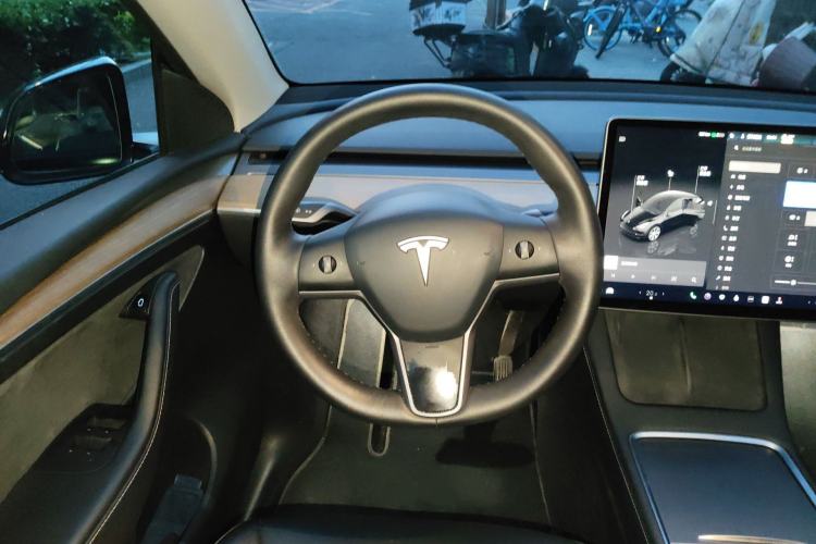 Used Tesla Model Y 2022 Long-Range All-Wheel-Drive Version Steering Wheel