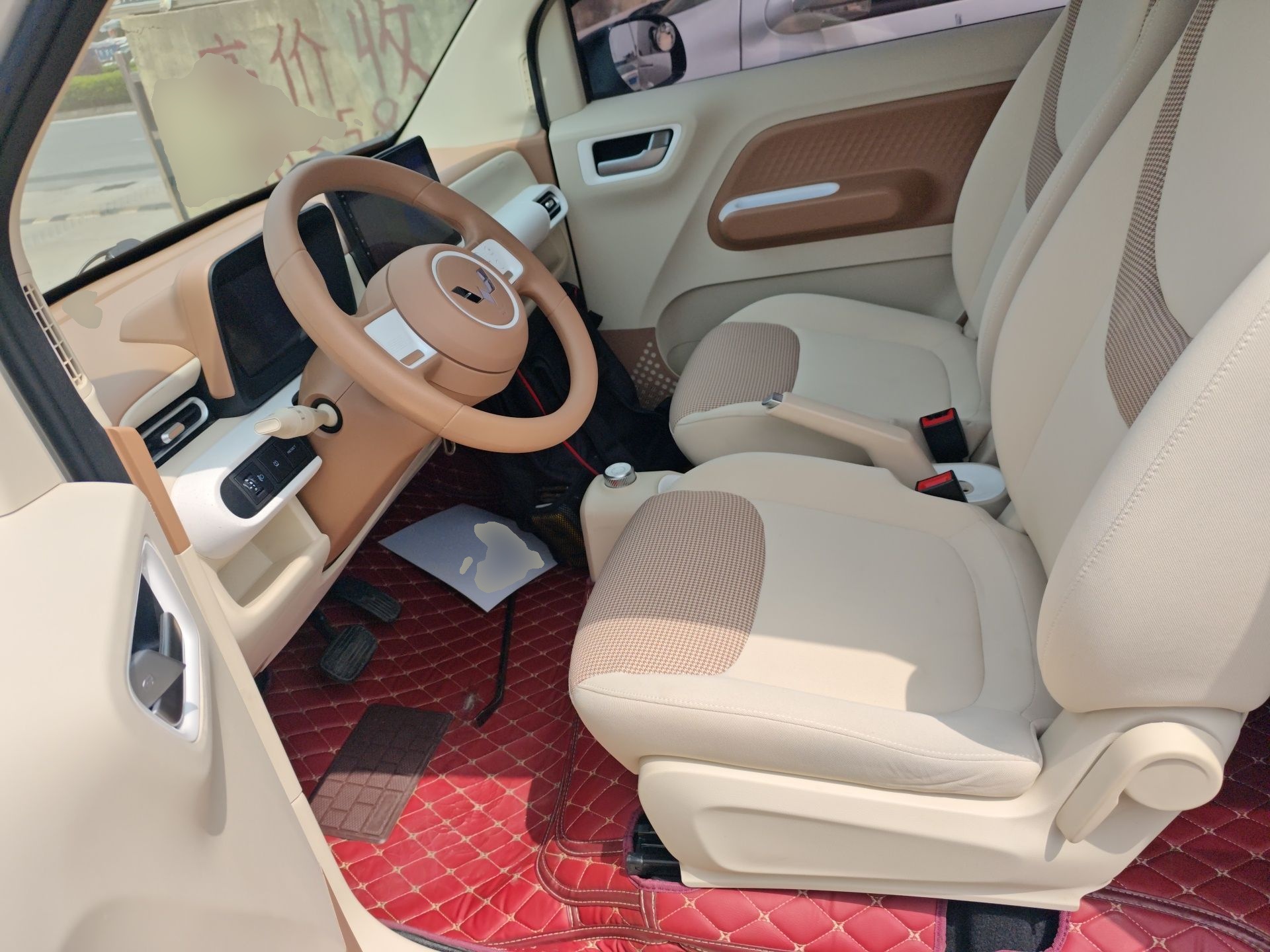 المقاعد الأمامية داخل السيارة