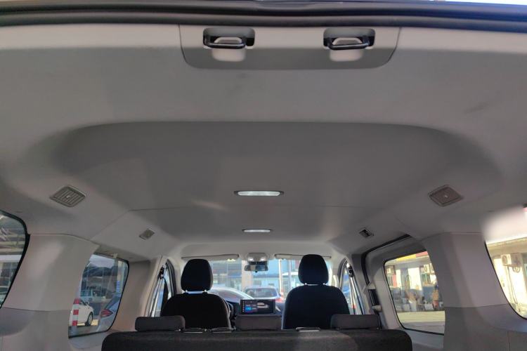 Used SAIC MAXUS Xintu V70 2023 2.0T Elite Edition Automatic Short Wheelbase Low Roof – 5/6 Seats