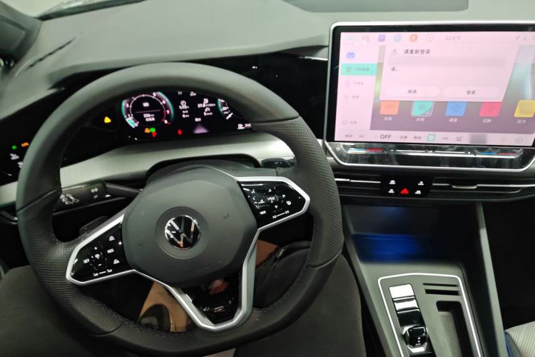 Used Volkswagen Golf 2025 Facelift 300TSI R-Line Center Console