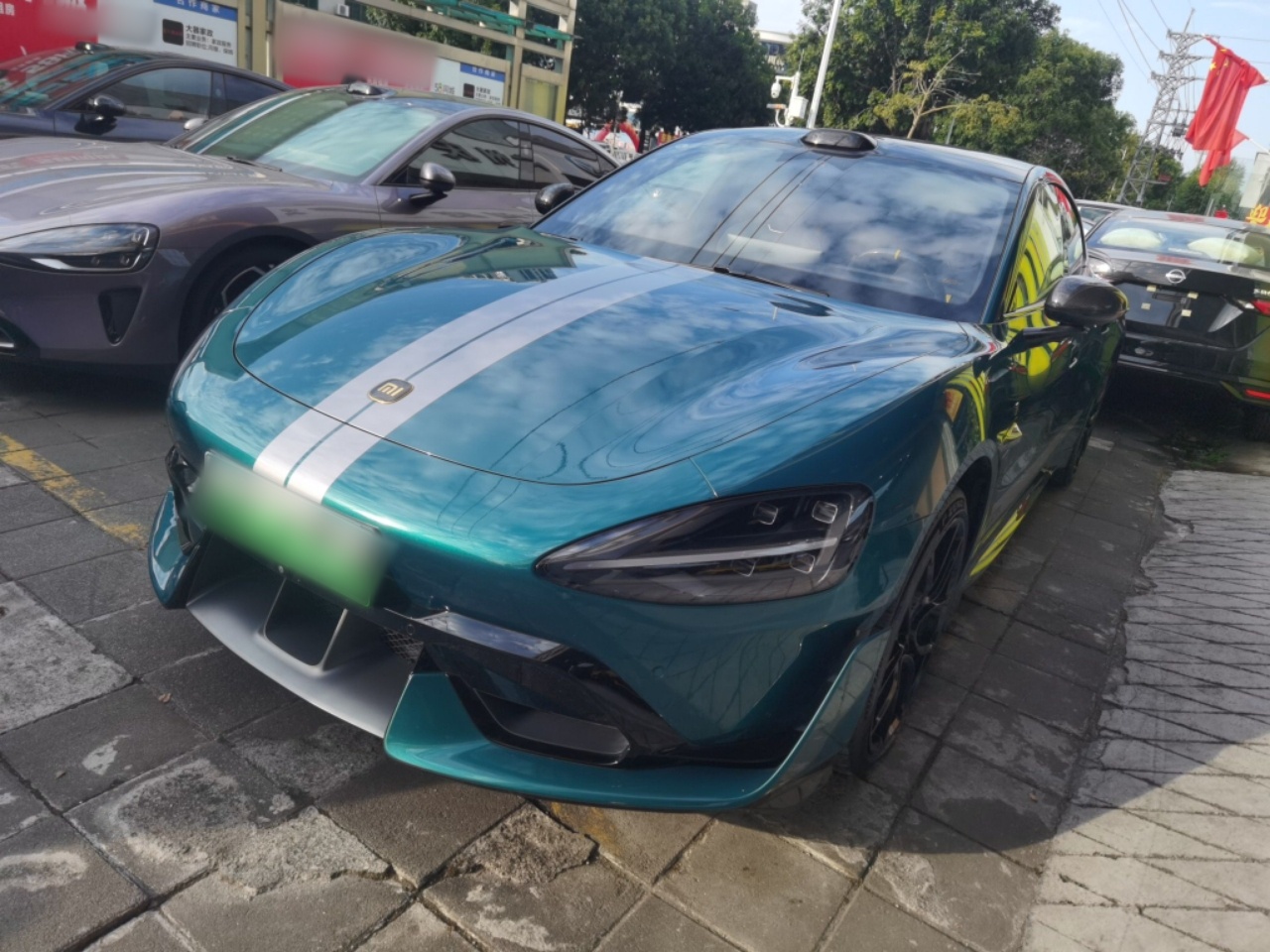 Под передней частью автомобиля