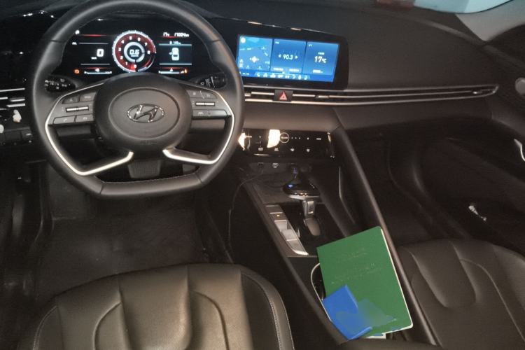 Used Hyundai Elantra 2022 1.5L CVT LUX Prestige Edition
