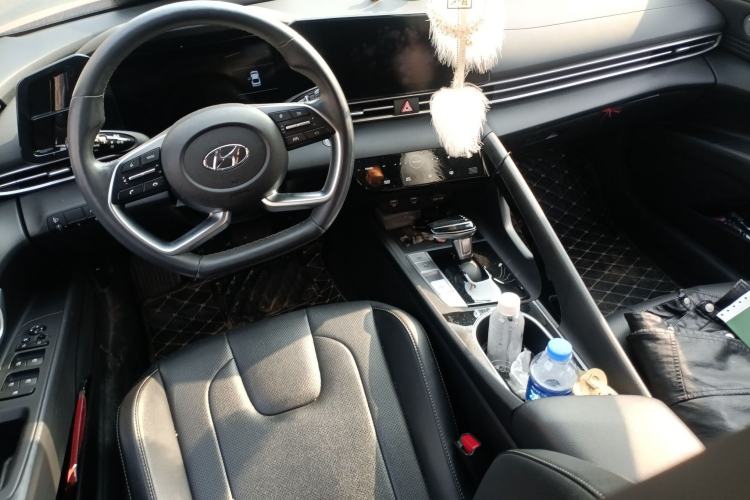 Used Hyundai Elantra 2021 1.5L CVT LUX Prestige Edition Center Console