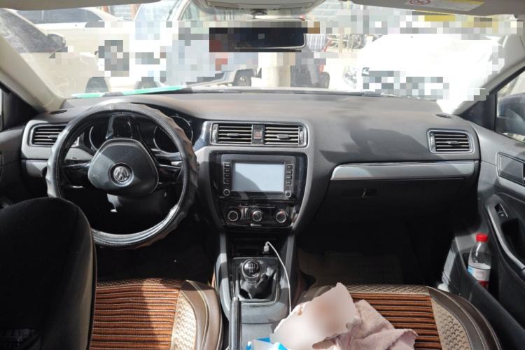 Used Volkswagen Sagitar 2015 1.6L Manual Comfort Model Center Console