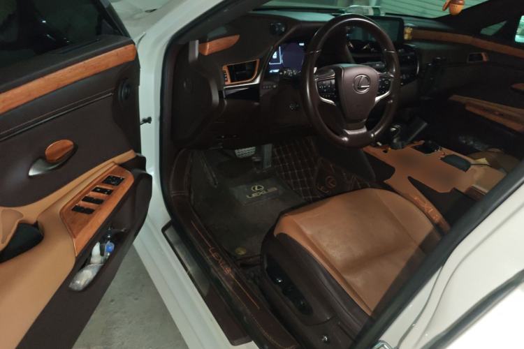 Used Lexus ES 2020 300h Premier Edition