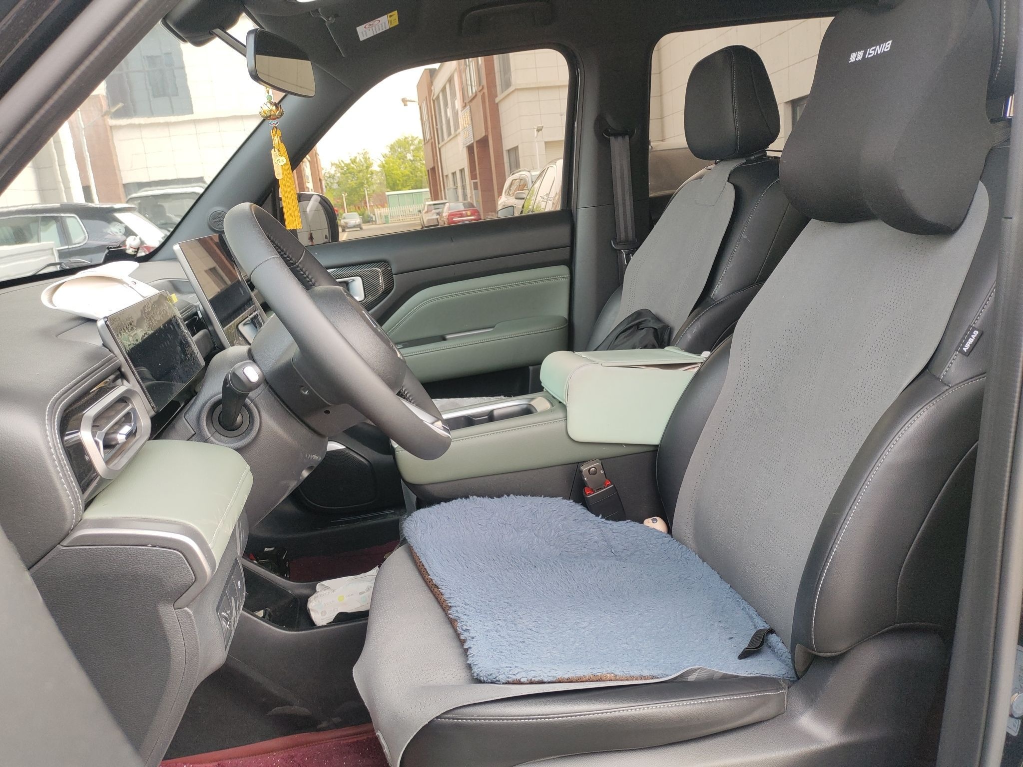 المقاعد الأمامية داخل السيارة