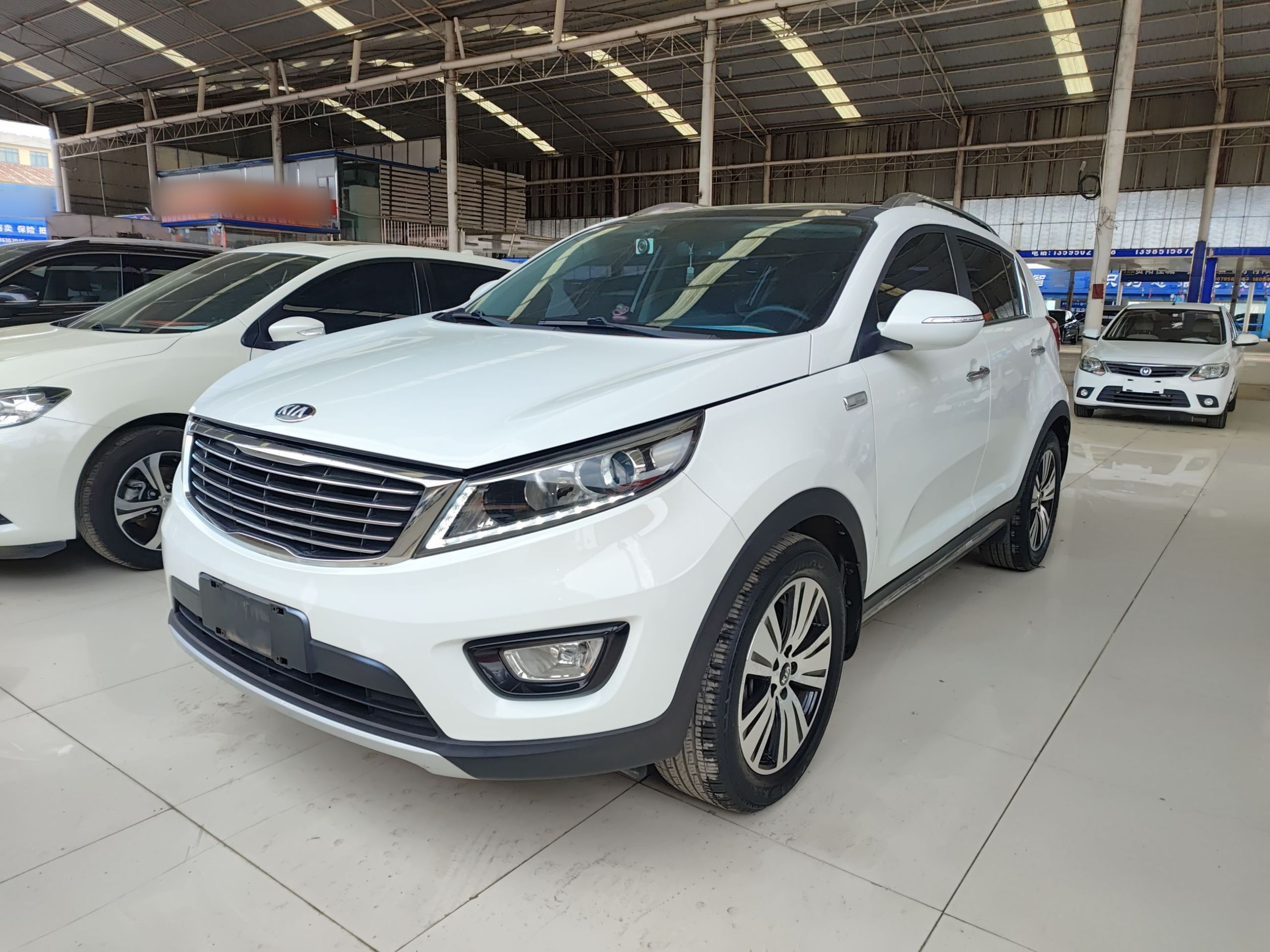 تحت مقدمة السيارة