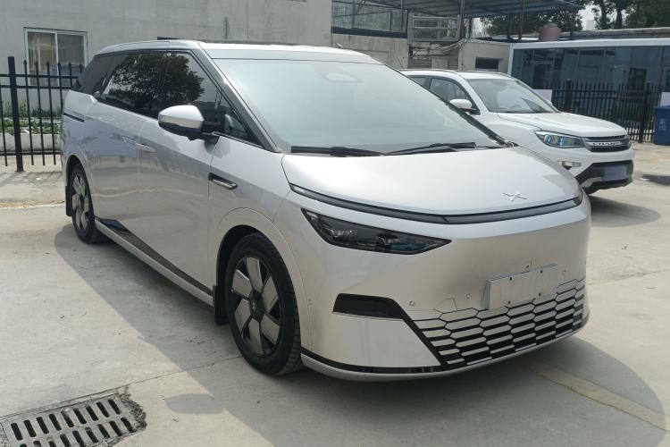 Used XPeng X9 2024 702 Ultra-Long Range Pro Front Right 45 Deg