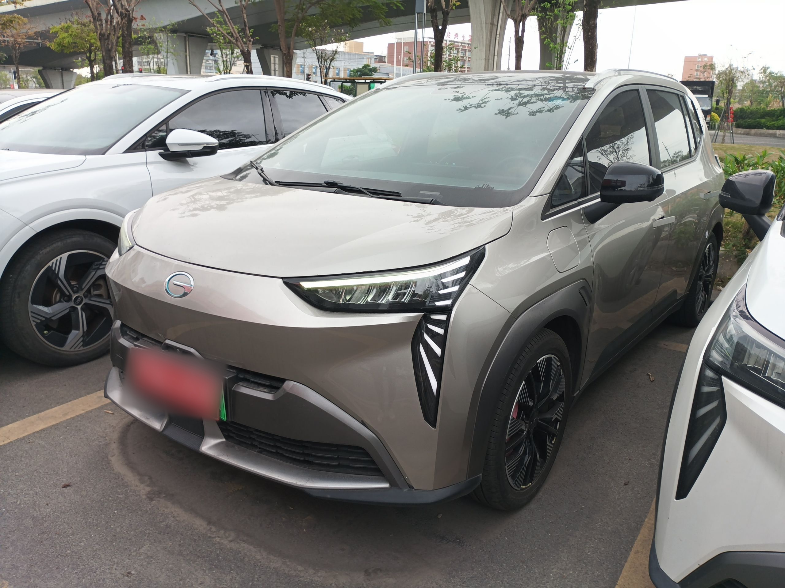 Под передней частью автомобиля