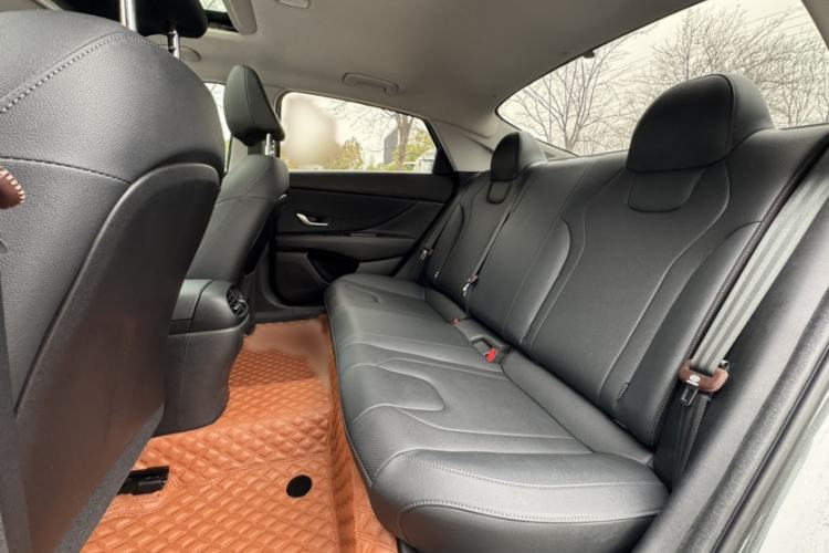 Used Hyundai Elantra 2023 1.5L CVT LUX Prestige Edition Interior 1