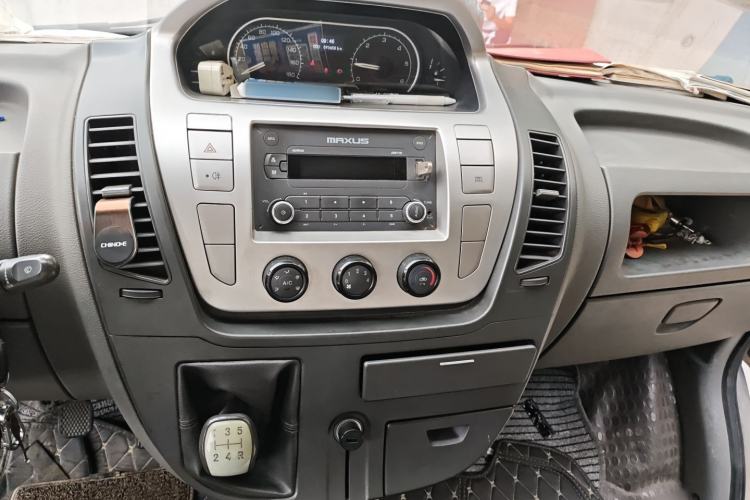 Used SAIC MAXUS Xintu V80 2017 2.5T 5-Speed Manual Aoyuntong National IV Short Wheelbase Ultra-Low Roof 5/6/10-Seater