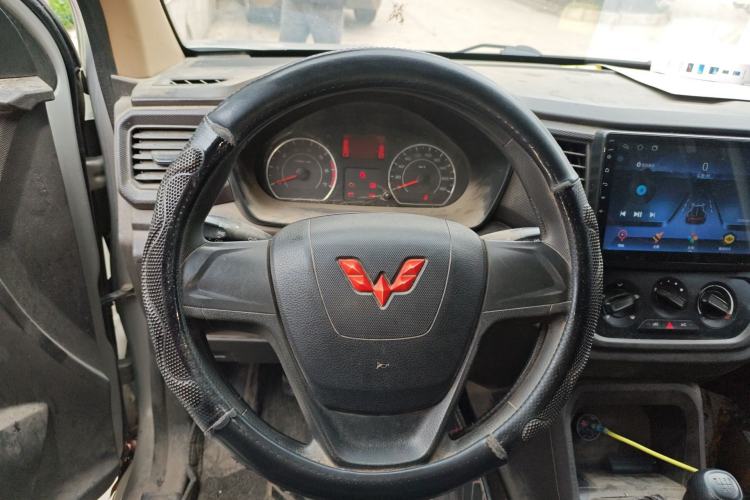 Used Wuling Hongguang V 2021 1.5L Jingqu Edition Enclosed-Window Vehicle LAR Steering Wheel