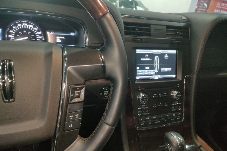 Used Lincoln Navigator 2016 3.5T AWD Center Console