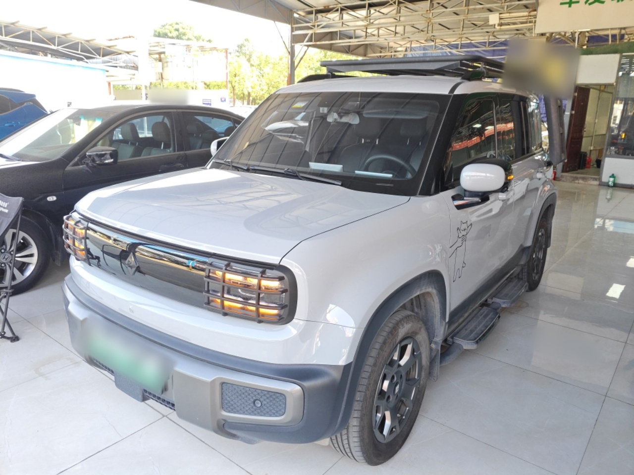 تحت مقدمة السيارة