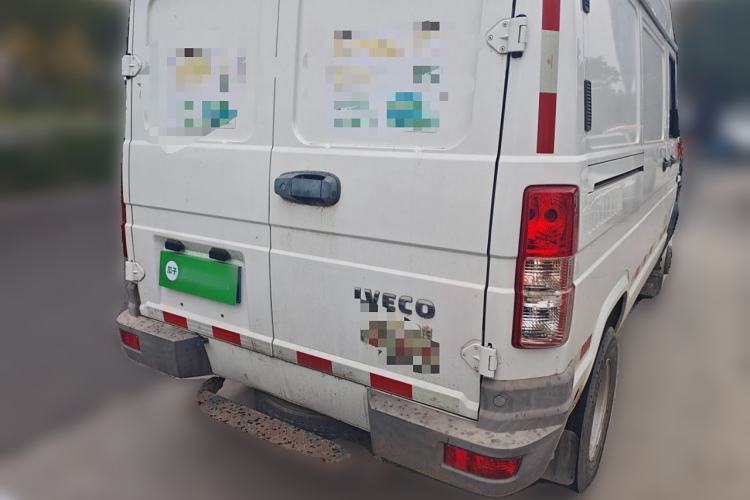 Used Iveco Daily 2020 2.8T V35 Box Truck with Dual Tires Mid-Roof Design 3 Seats Emission Standard China V

