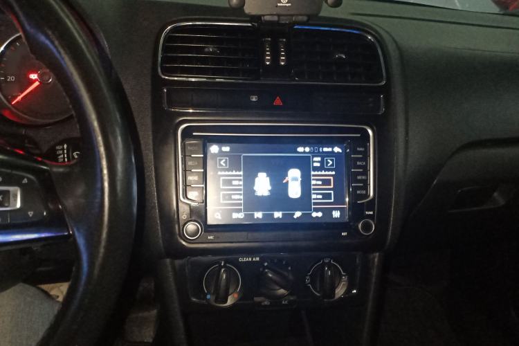 Used Volkswagen Polo 2016 1.6L Automatic Comfort Model Center Console