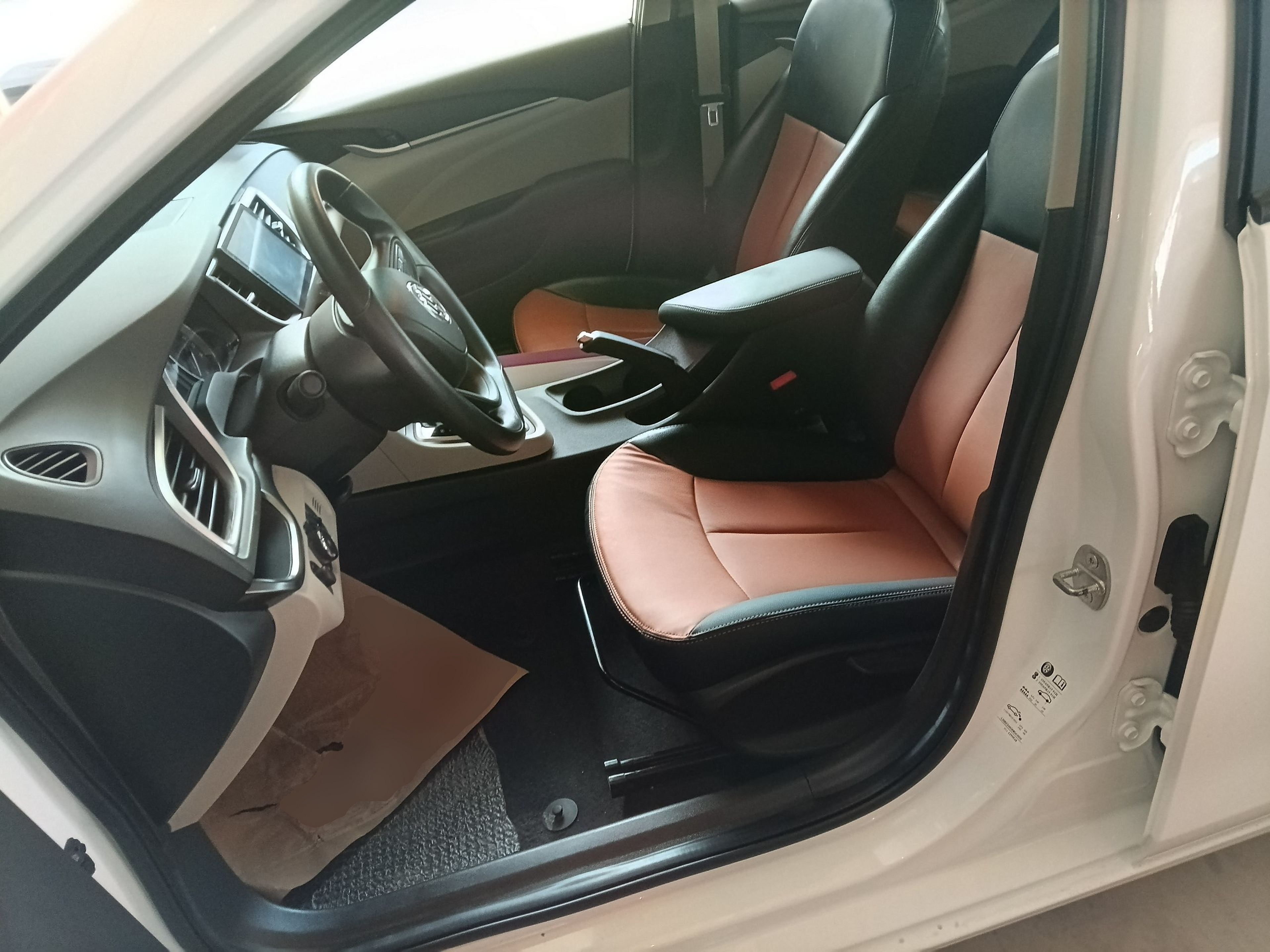 المقاعد الأمامية داخل السيارة